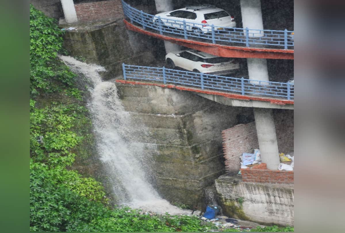 landslides and tree fell in shimla due to heavy rainfall