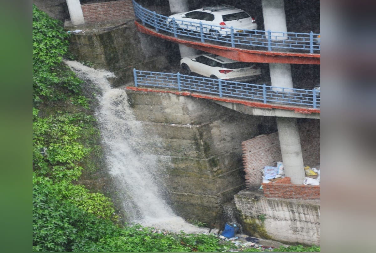 landslides and tree fell in shimla due to heavy rainfall