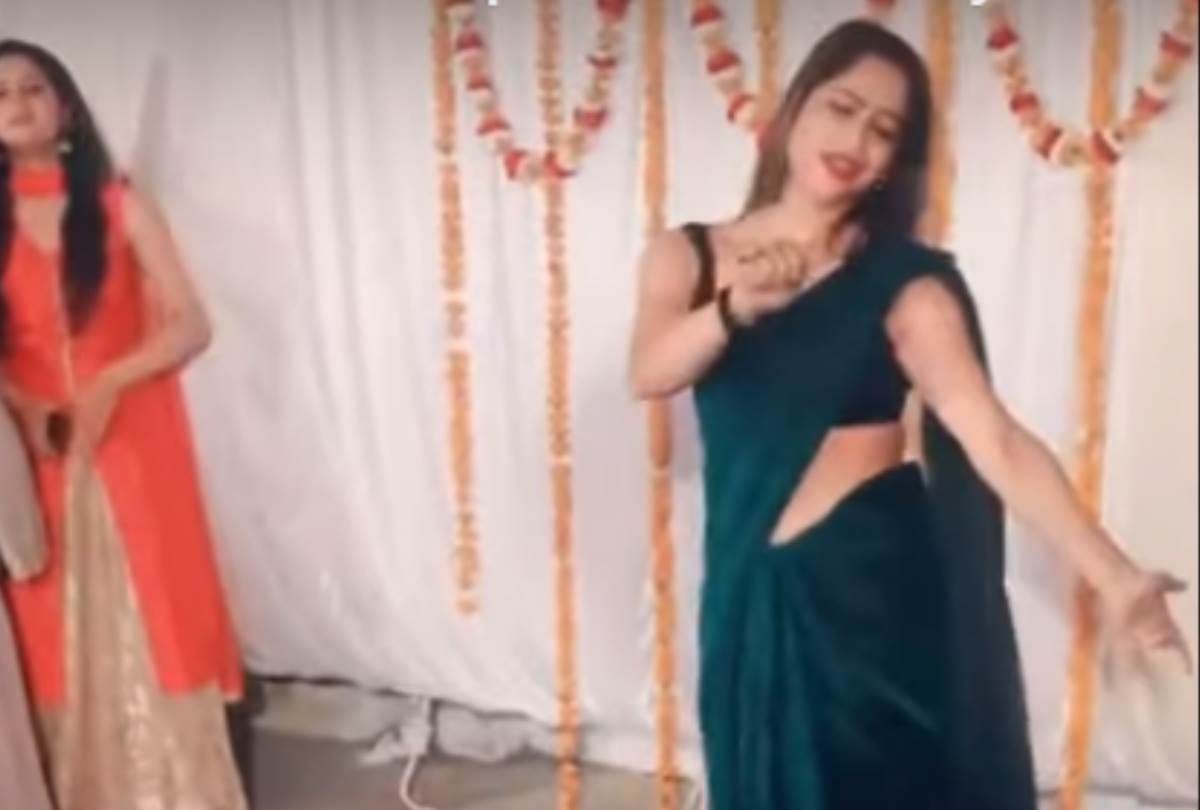 yellow saree women reena dwivedi new dance video in blue saree is going viral
