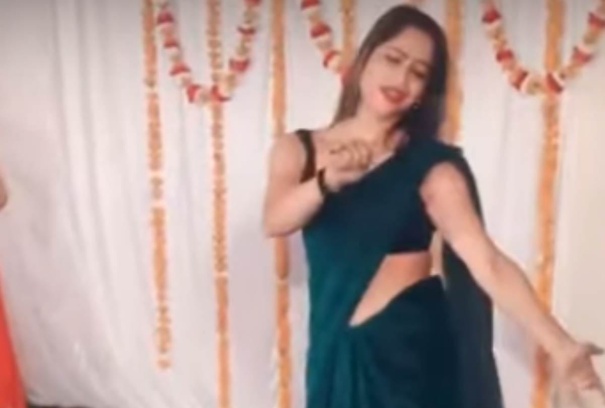 yellow saree women reena dwivedi new dance video in blue saree is going viral