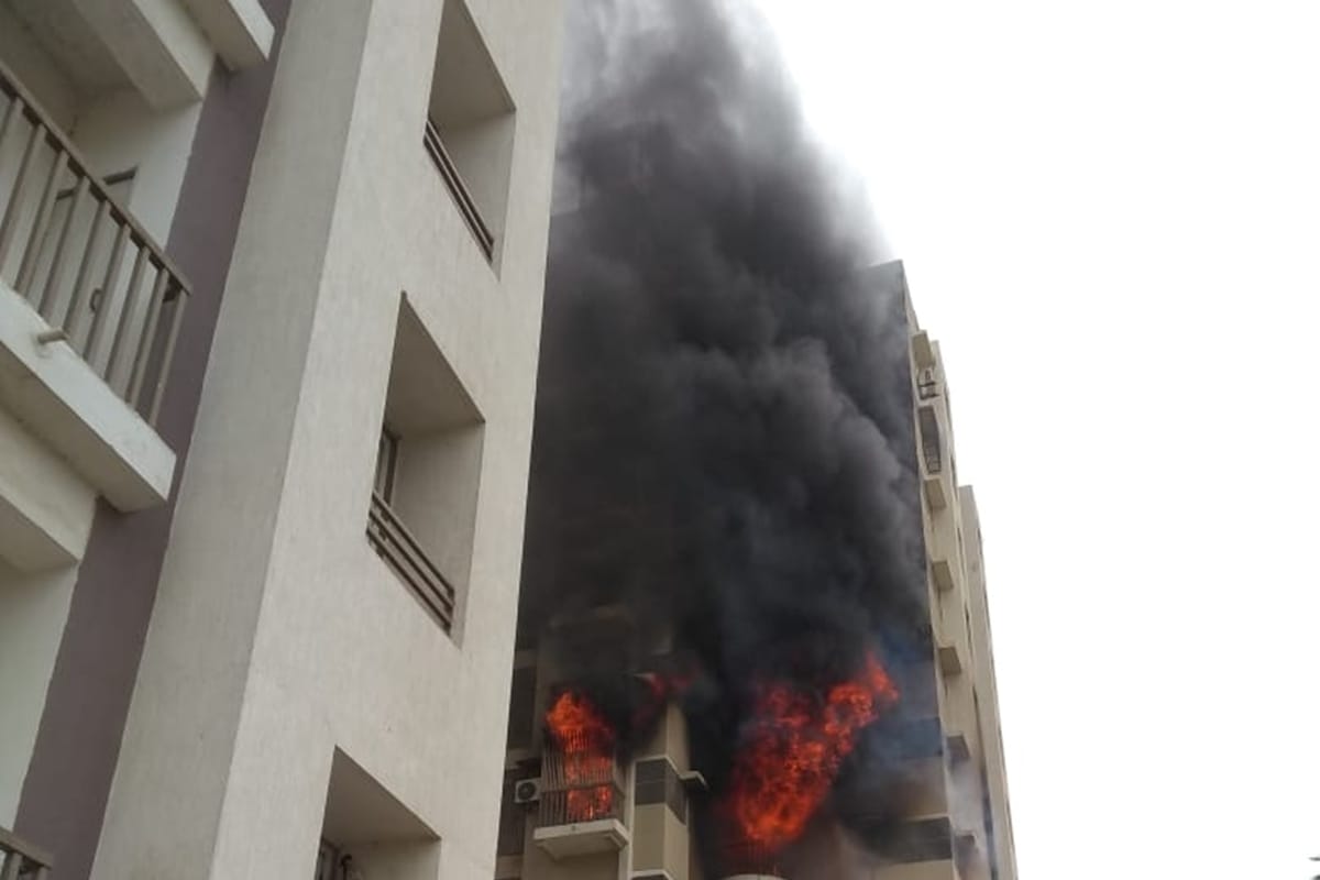 major fire broke out at residential building in Ahmedabad, 15 people are trapped inside