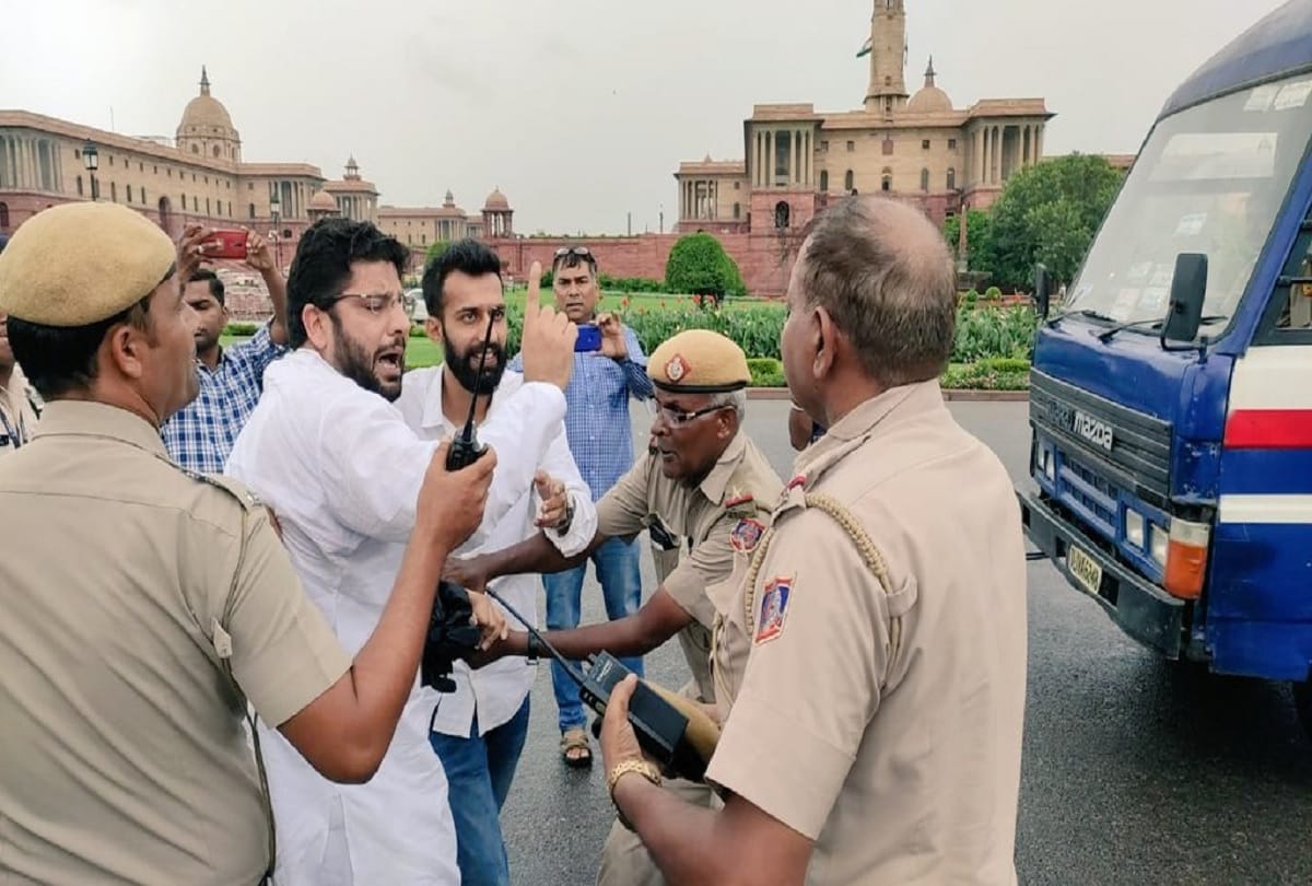 Congress leader Sachin Chaudhary and supporters ruckus At Vijay Chowk delhi