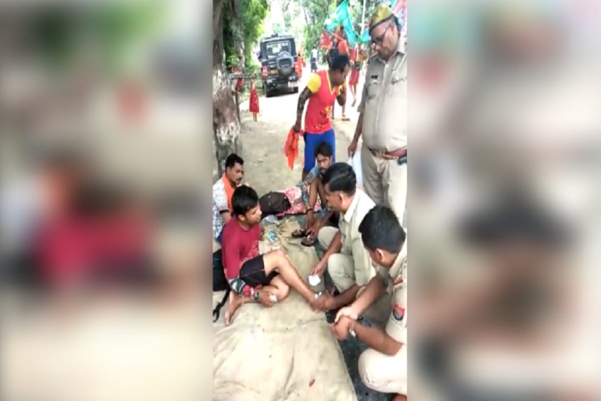 Saharanpur Police is helping the kanwariyas on National Highway