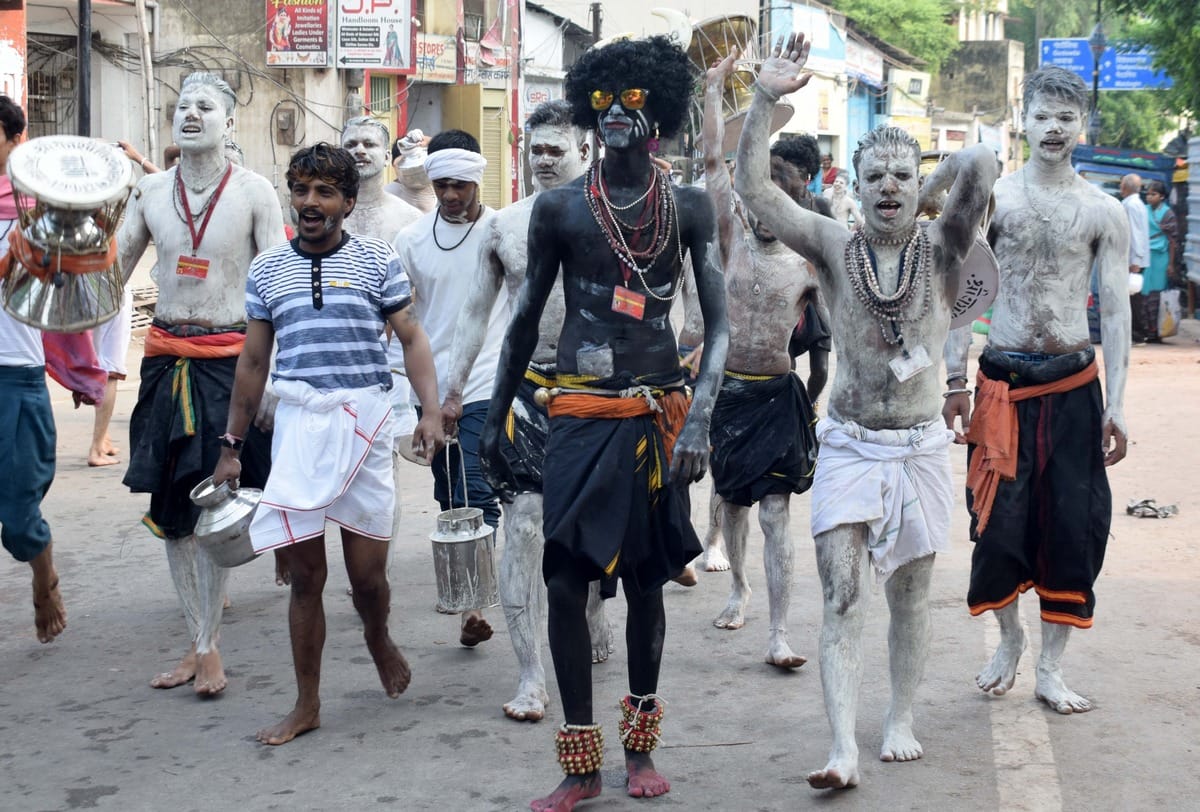 Kashi vishwanath temple devotees reach in different style in varanasi