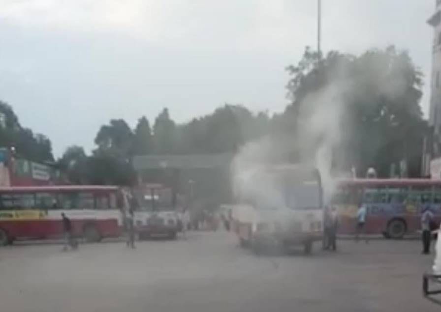 Smoke coming out of bus going to Azamgarh, stirred up at bus station