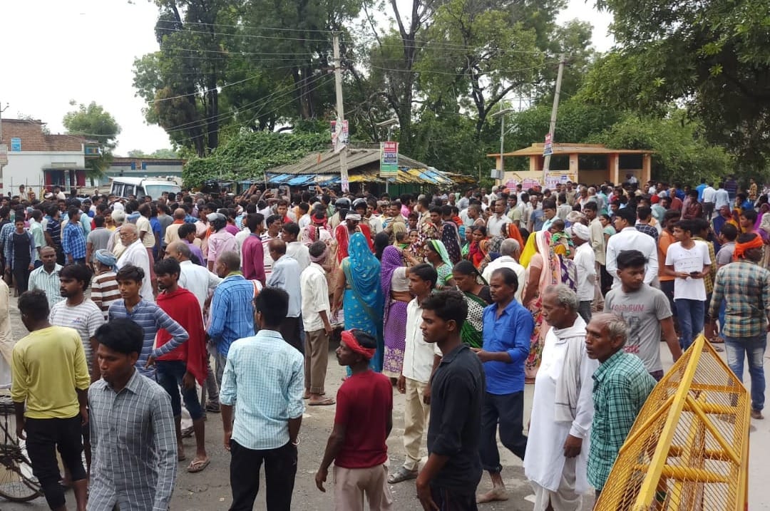 Electric current killed two and villagers done road jam in varanasi
