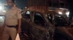 दिल्ली के मुकरबा चौक में देर रात फ्लाईओवर के ऊपर जली कार, एक की झुलस कर हुई मौत।