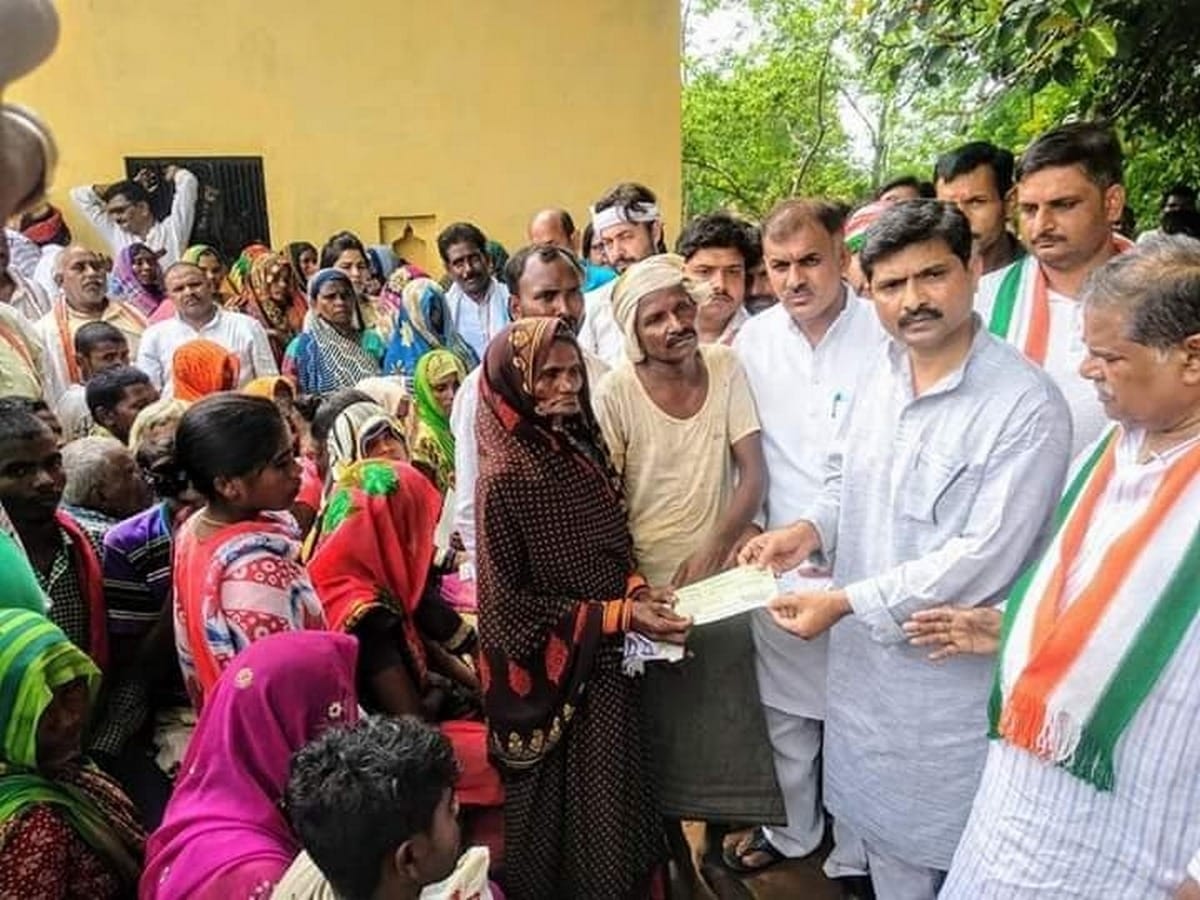 Congress 10 lakh rupees checks given to sonbhadra firing victims