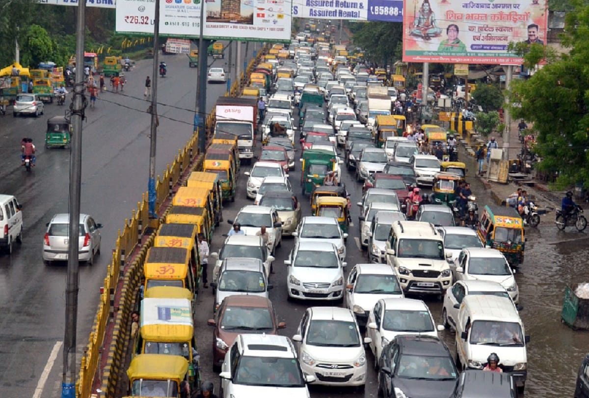 jam Due to the Delhi-Noida link road diversion