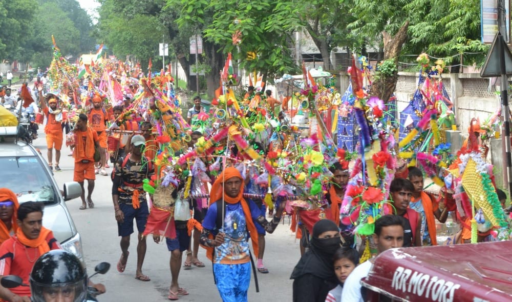 kawad yatra 2019 Kanwadiya doing worship in dargah piran kaliyar