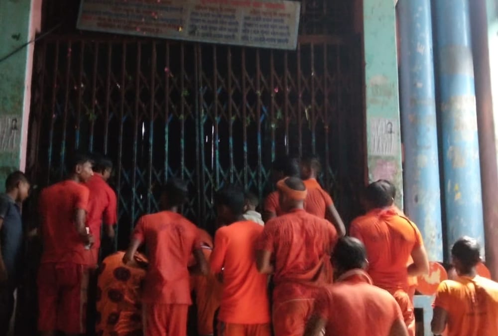 kavadiyas broke the door of nageshwar nath temple.
