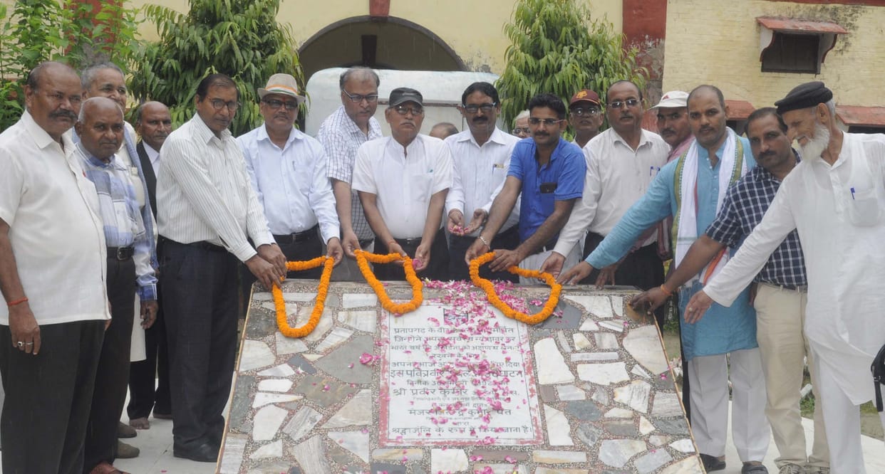 people pay regard to Kargil martyrdom