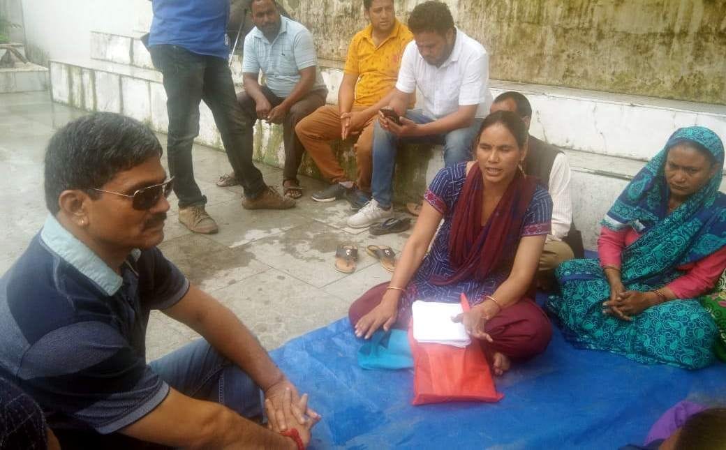Former cabinet minister strick along with the affected people