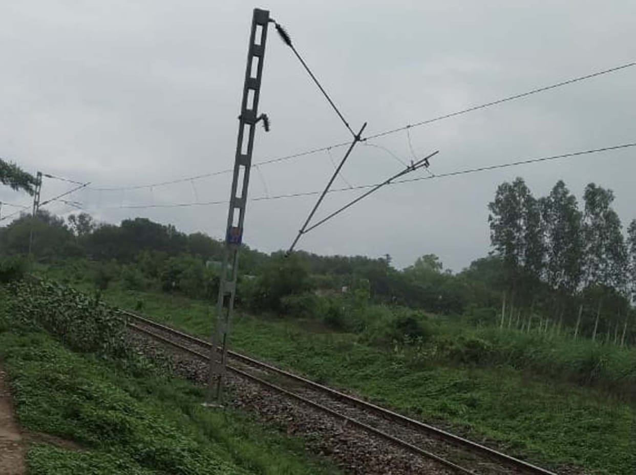 Electric line insulator is broken, one and a half hours stalled
