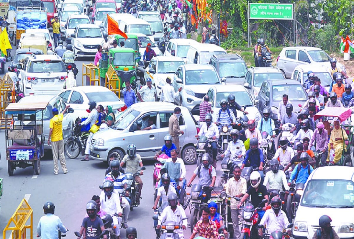 Heavy traffic on Hindon river bridge, Peoples faces trouble, Sabhibabad