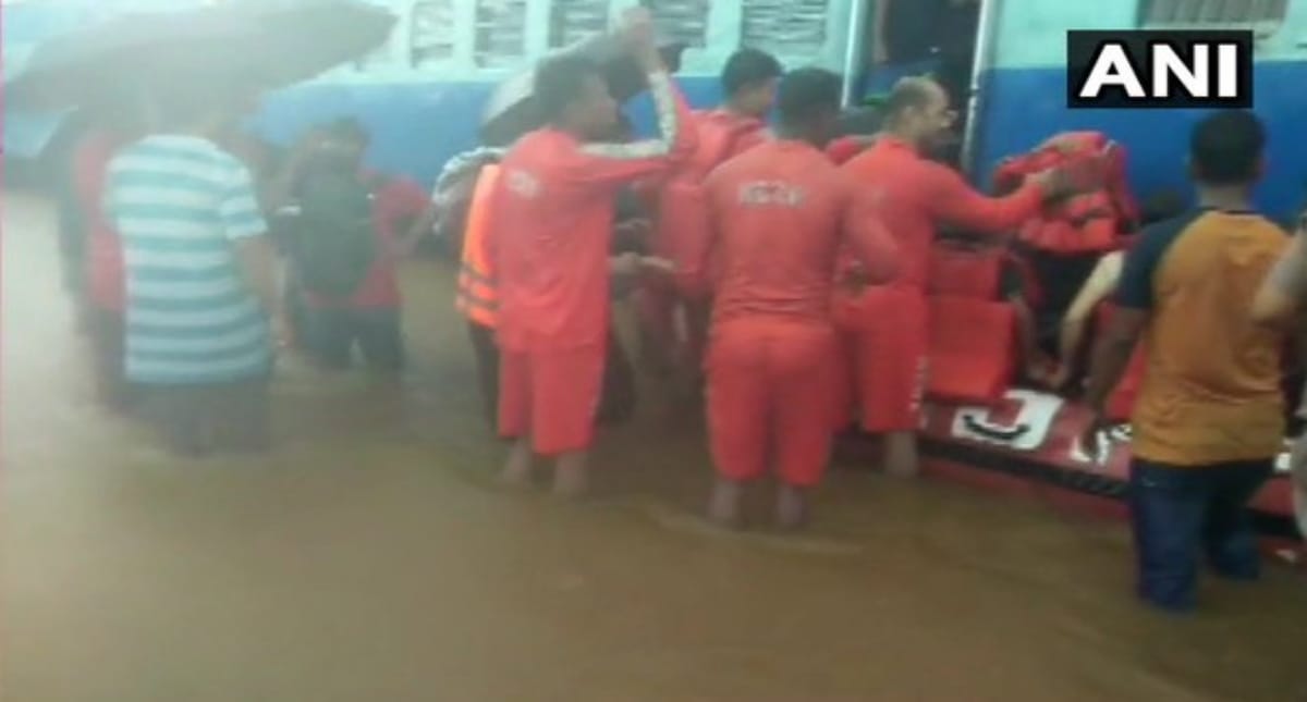 Mahalaxmi Express getting stuck on waterlogged tracks in Thane District