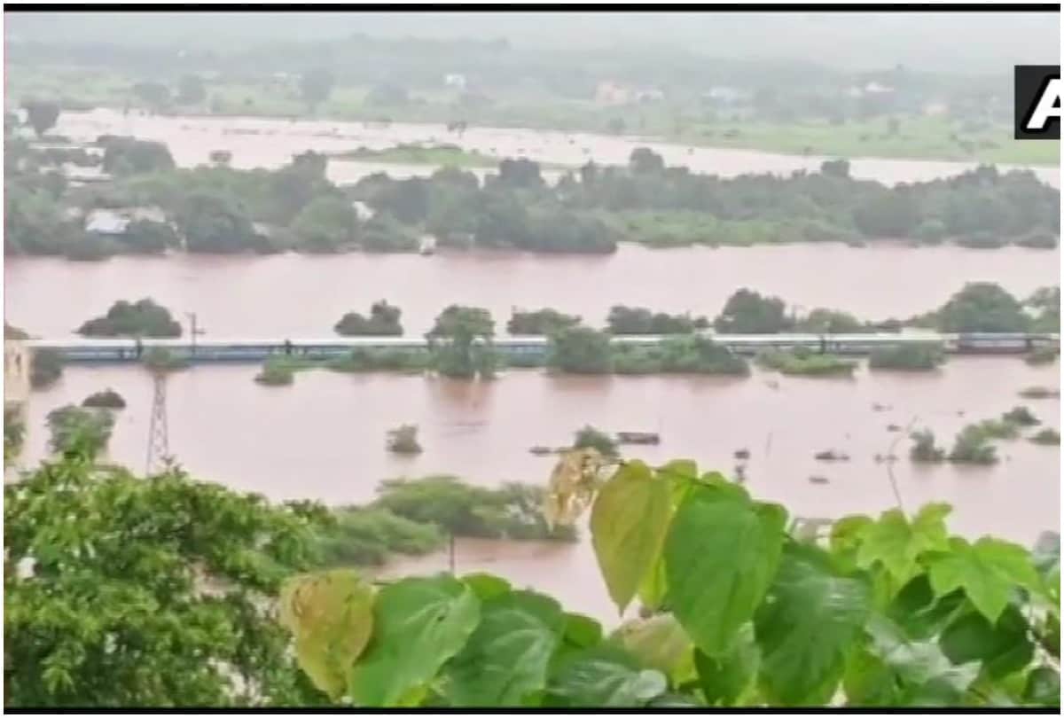 mahalaxmi express rescue operation photos Maharashtra