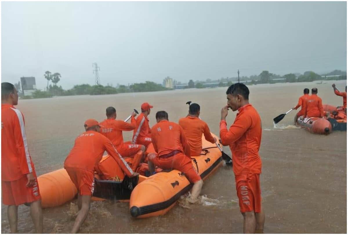 mahalaxmi express rescue operation photos Maharashtra