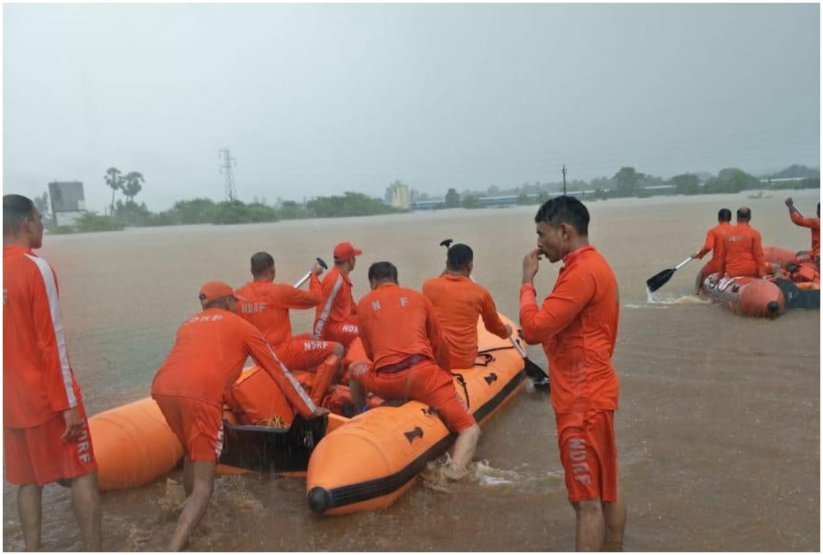 mahalaxmi express rescue operation photos Maharashtra