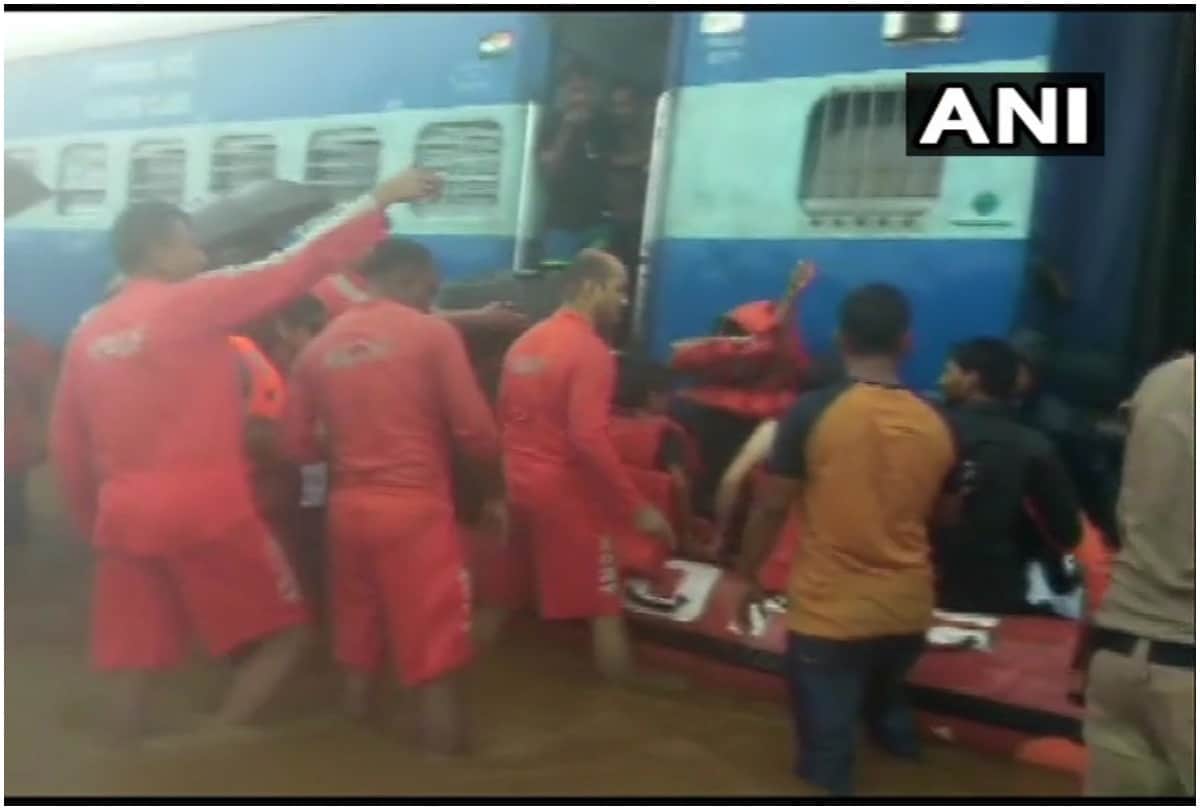 mahalaxmi express rescue operation photos Maharashtra