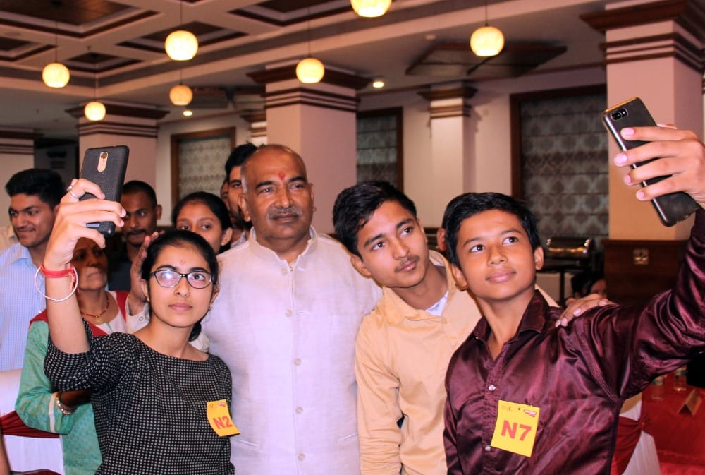 Amar ujala Medhavi samman 2019 education minister sings song for students