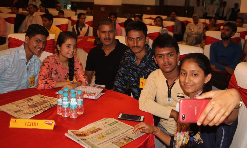 Amar ujala Medhavi samman 2019 education minister sings song for students