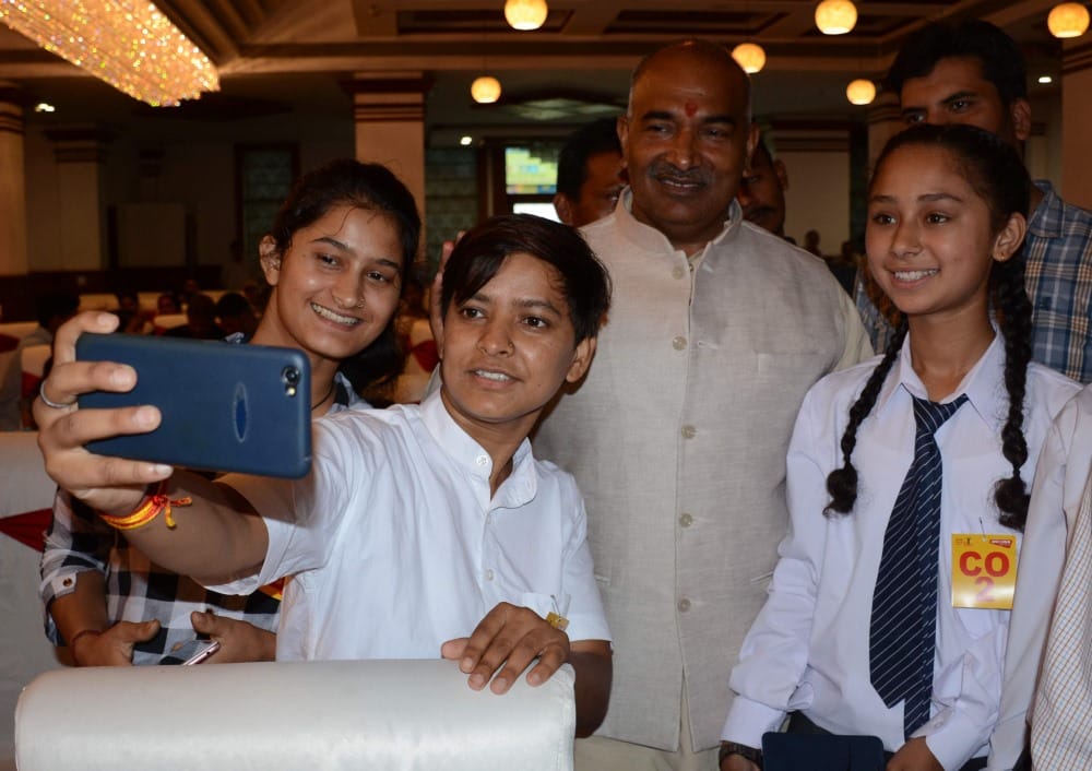 Amar ujala Medhavi samman 2019 education minister sings song for students