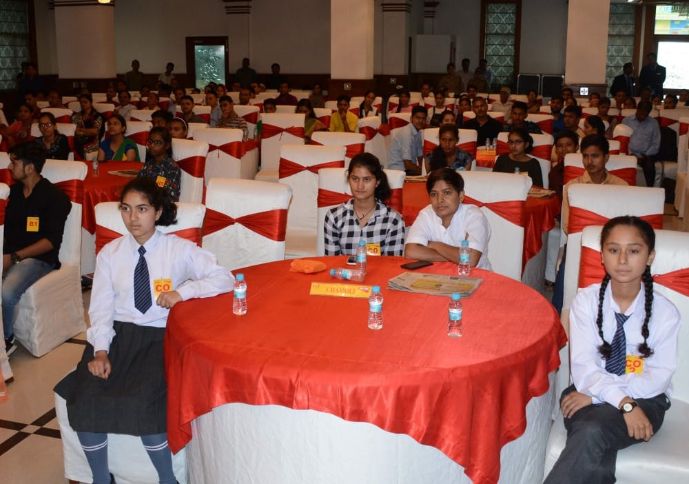 Amar ujala Medhavi samman 2019 student reached from very far to get honor