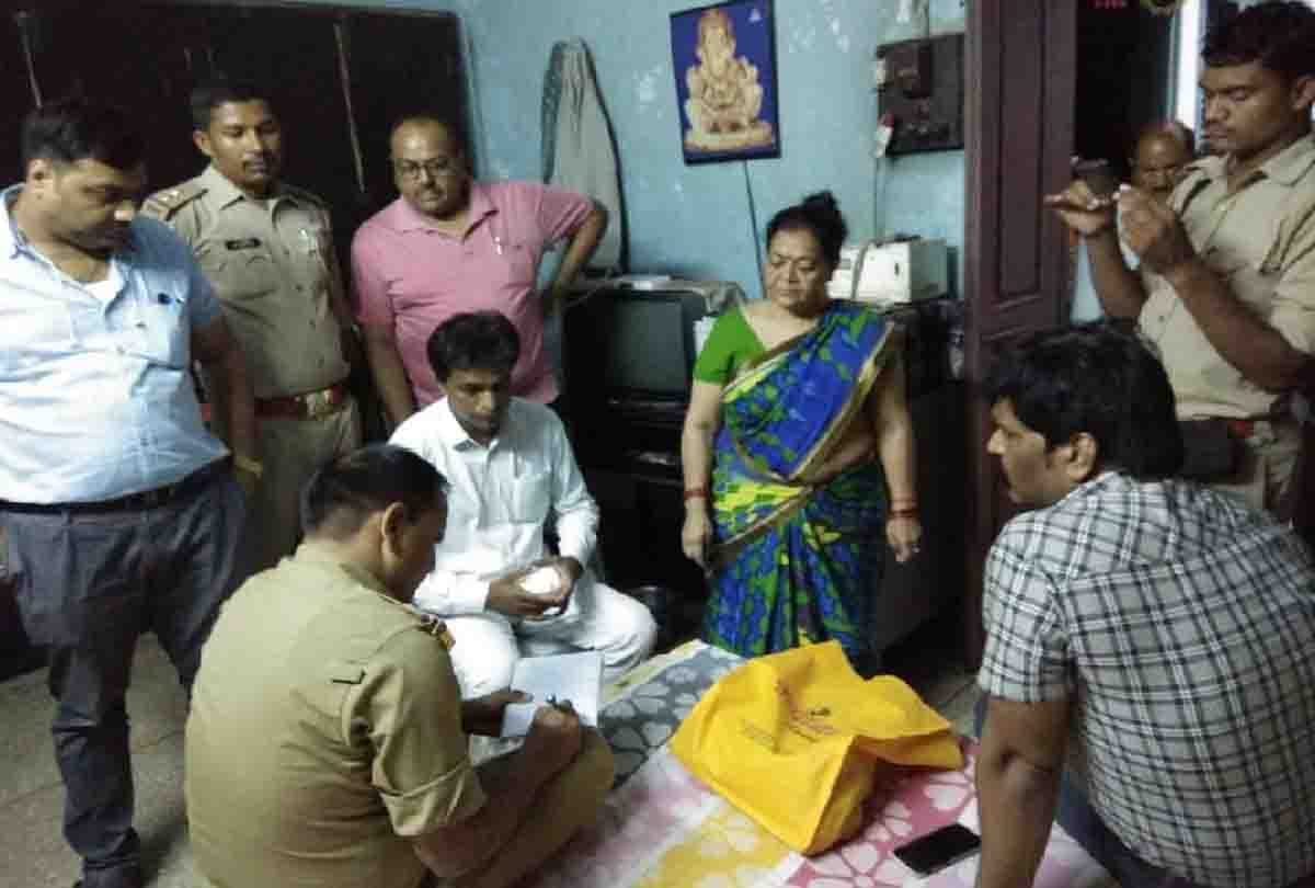 woman returns bag full of money