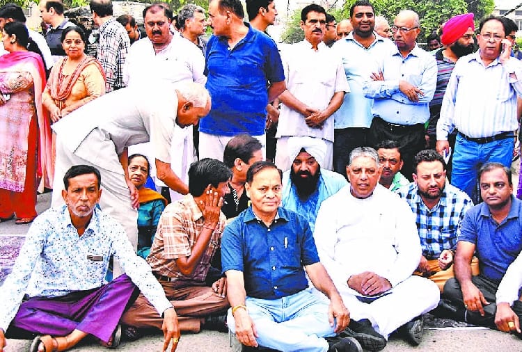 Congress MLA Protest  Near Garbage Dump In Ludhiana