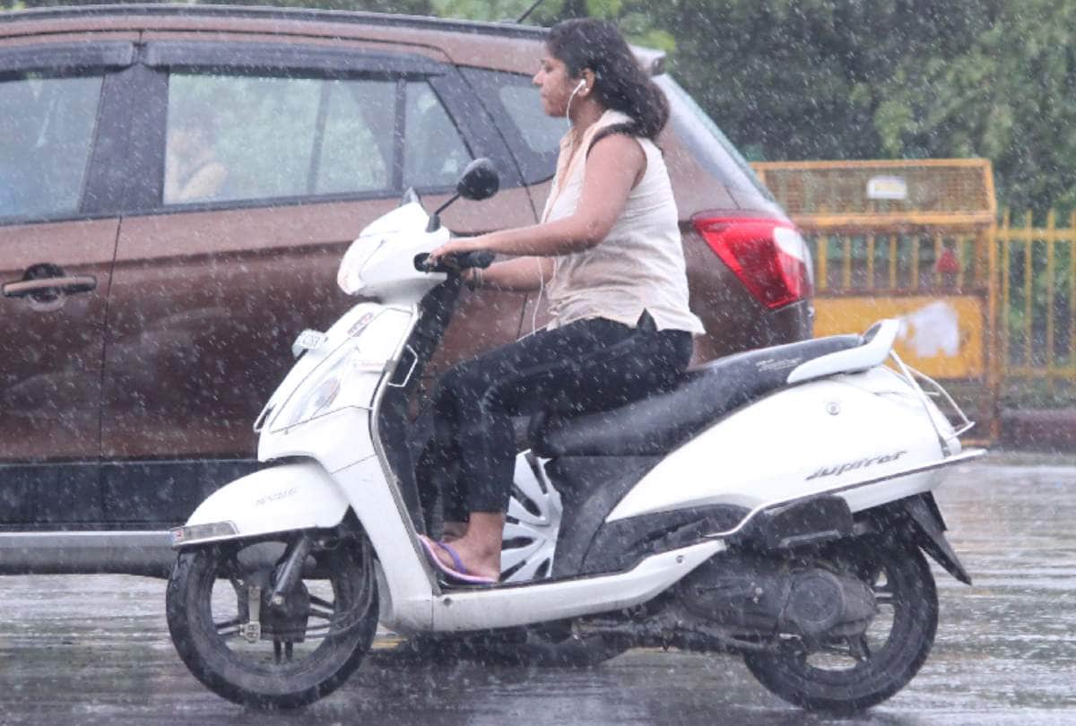 Heavy rain lashes in delhi ncr temperature goes down see in photos