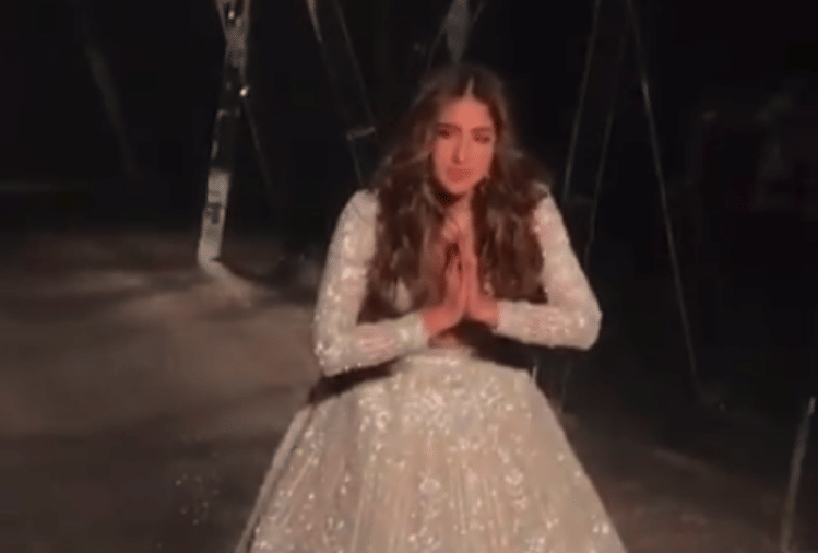 sara ali khan ramp walk during a fashion show kartik and ibrahim clapping for her