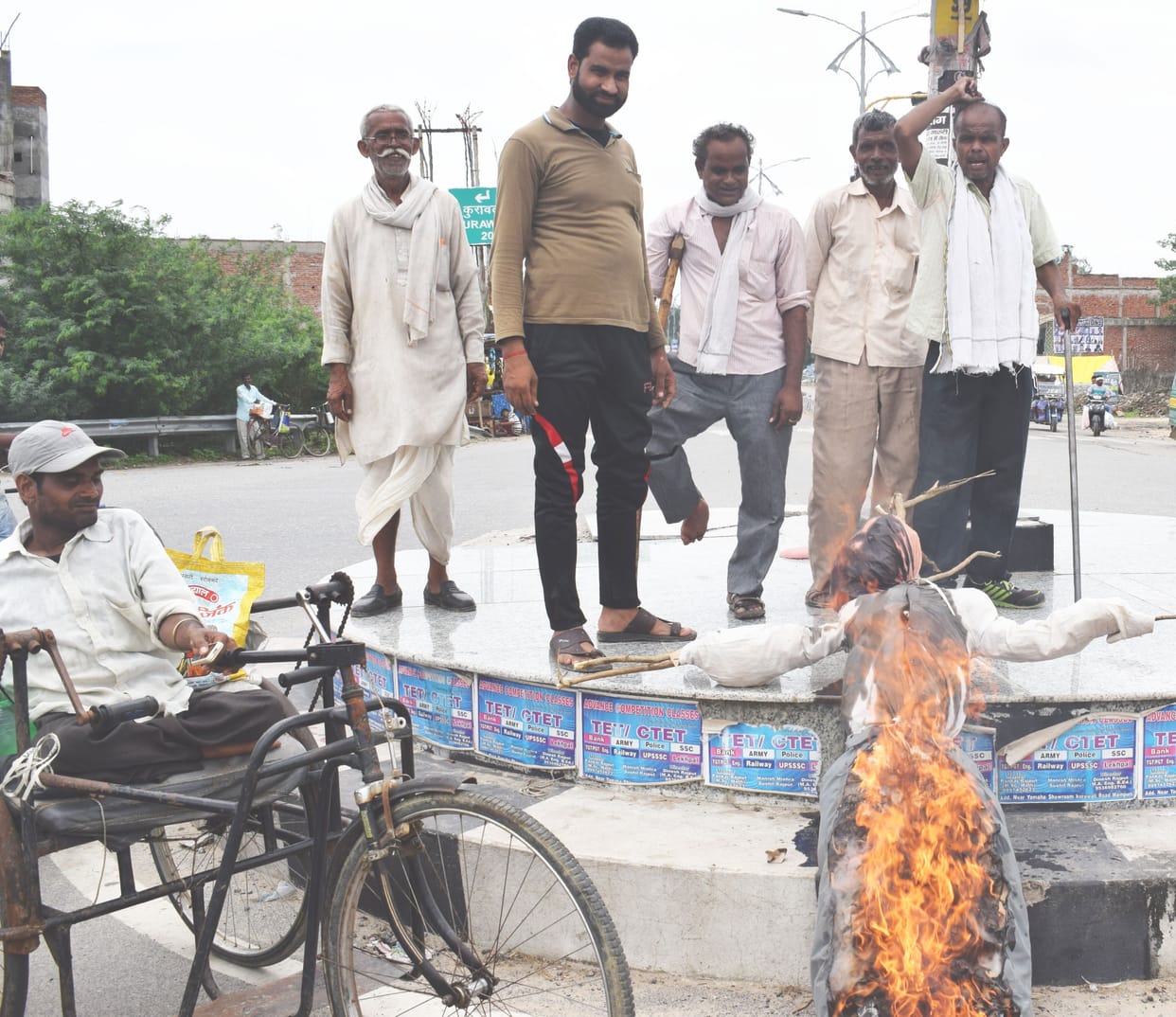 azam effigy burn in mainpuri
