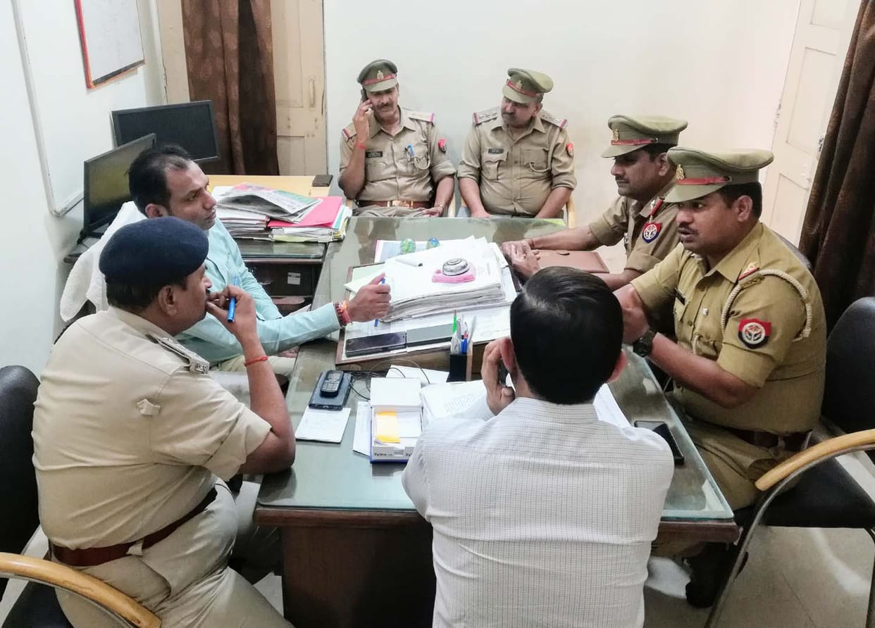 the sdm held mitting with police station  officer and roadwase workers