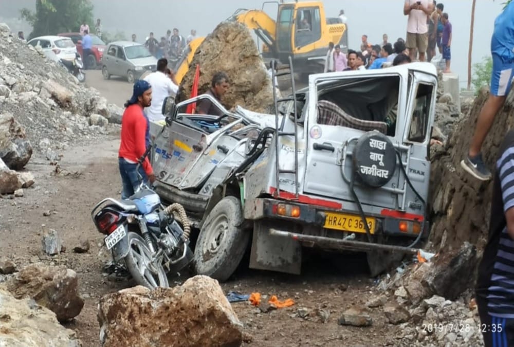 Rock Fall on Car on NH94 in tehri Two Kanwadiya killed