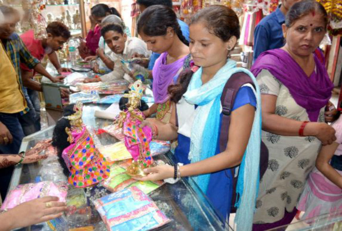 sawan 2019 people buying laddu gopal jhula for lord krishna in mathura