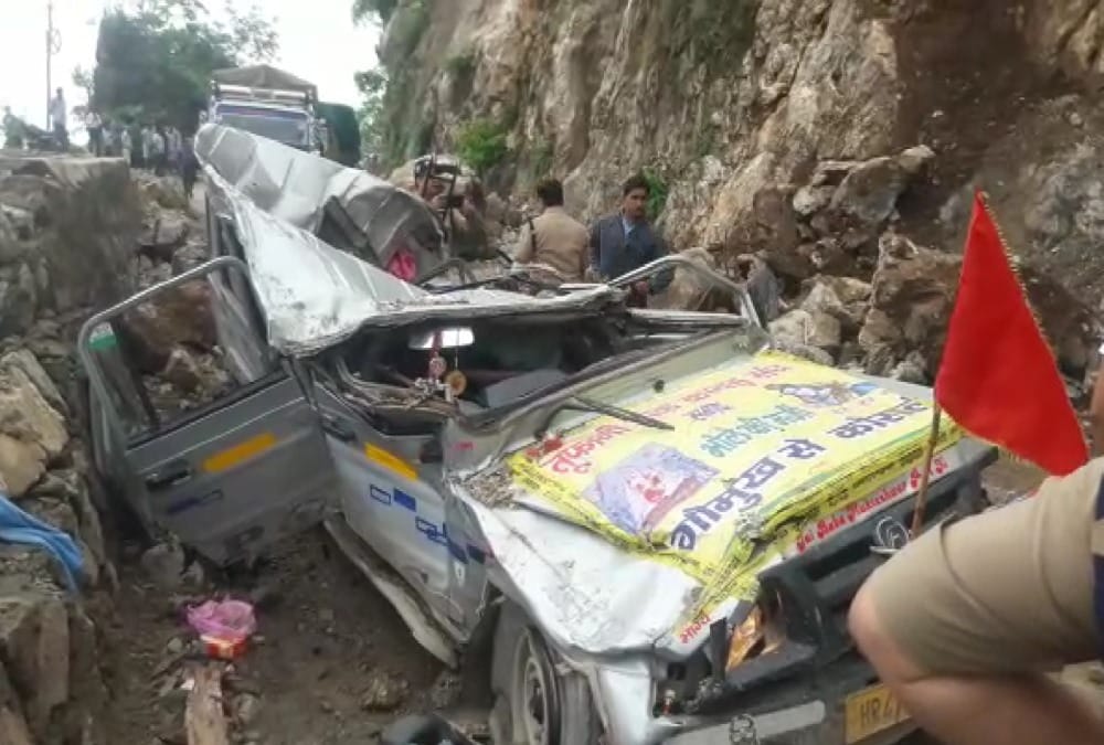 Mountain Collapses on Car on car full of Kanwadiya in tehri four death photos