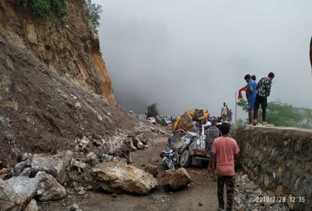 Mountain Collapses on Car on car full of Kanwadiya in tehri four death photos