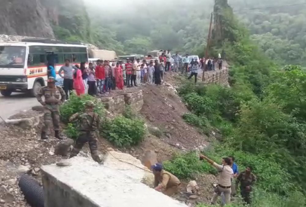 Mountain Collapses on Car on car full of Kanwadiya in tehri four death photos