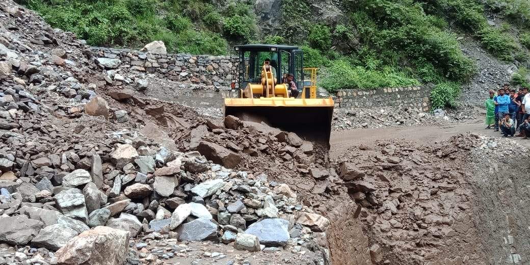 18 routes blocked by debris