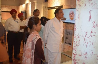 भारत के पूर्व वित्त मंत्री पी चिदंबरम अमृतसर में बने पार्टीशन म्यूजियम को देखते हुए