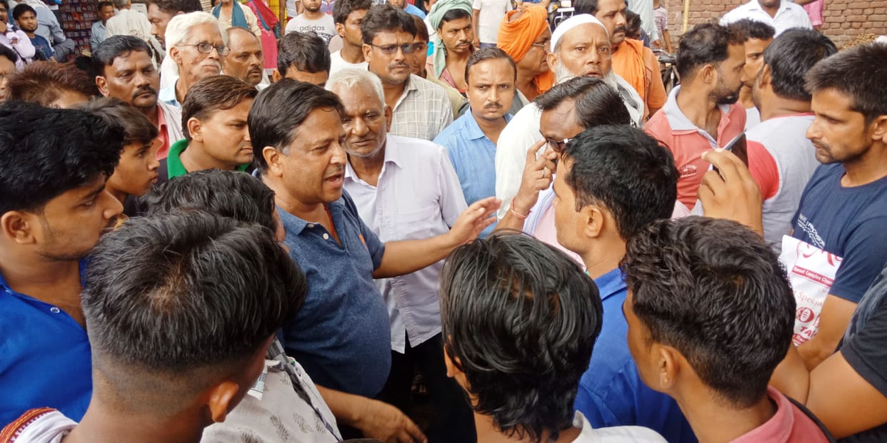 In the vegetable market, there was a sharp clash of encroachments by the chairman