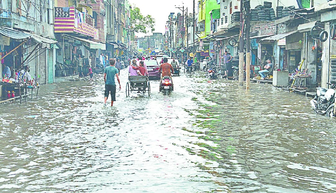 City drowned with rain water, people imprisoned in homes