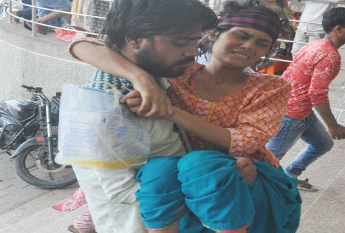 husband carry wife on rickshaw after no getting ambulance in sn medical collage agra