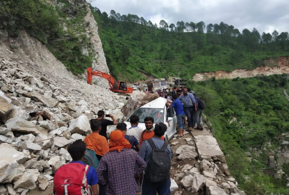Boulder Falling on car on kedarnath Highway and badrinath Highway Broken