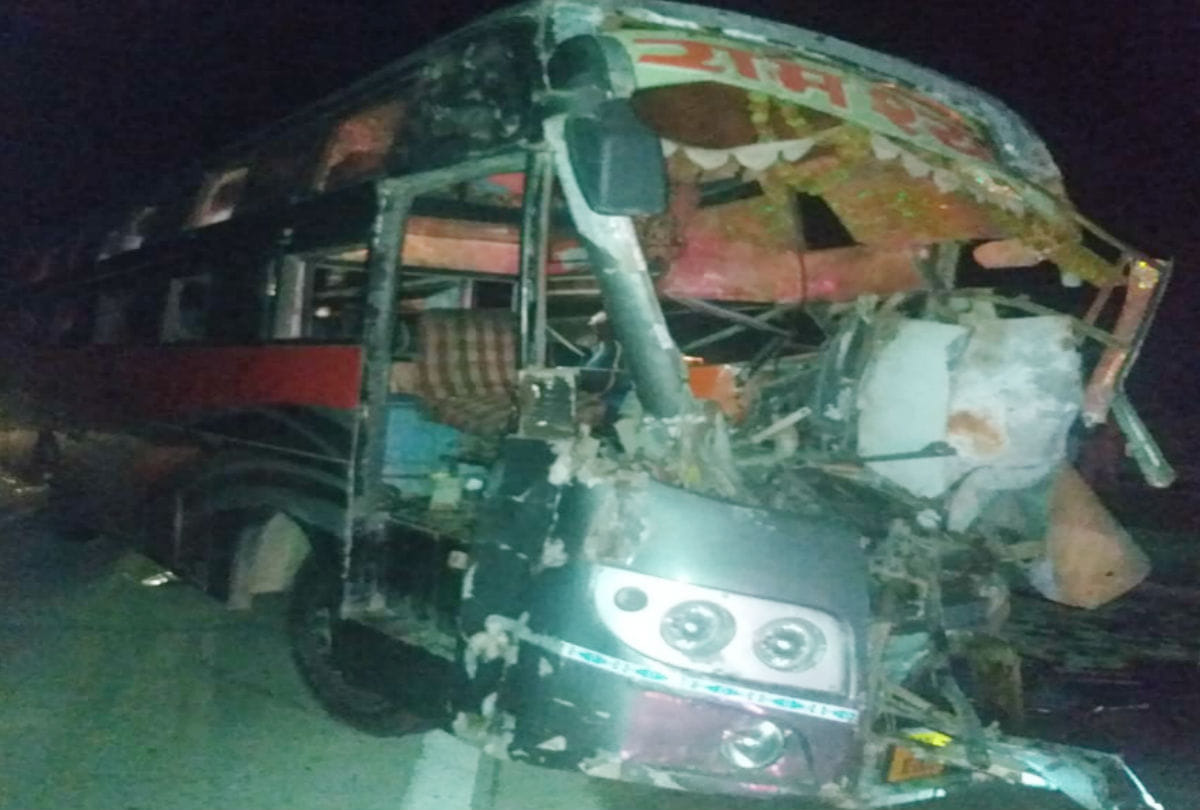 bus collided with truck on Yamuna Expressway in mathura