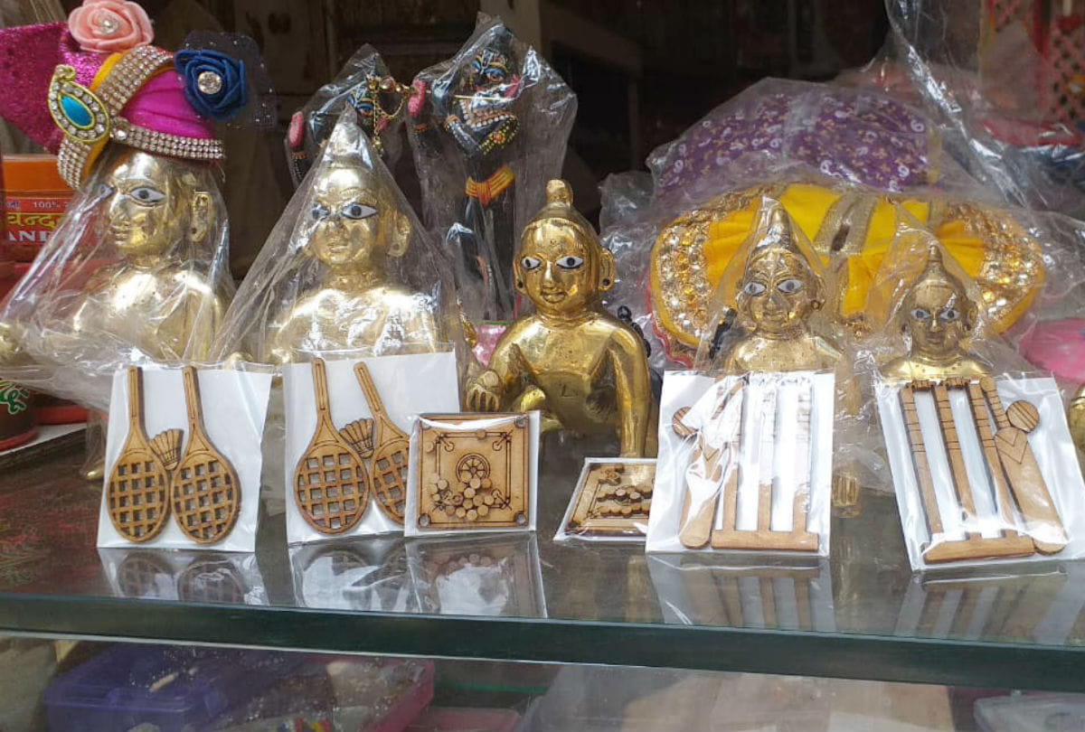 sawan 2019 people buying laddu gopal jhula for lord krishna in mathura