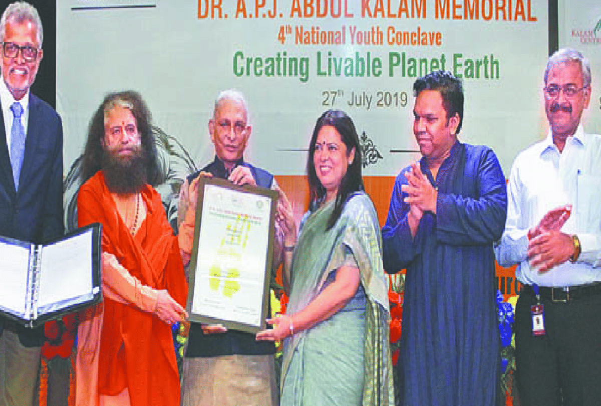 Swami Chidanand and ShriM awarded by APJ Abdul kalam award