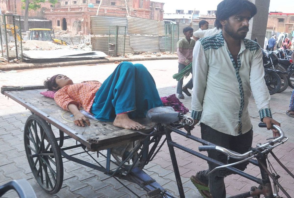 husband carry wife on rickshaw after no getting ambulance in sn medical collage agra