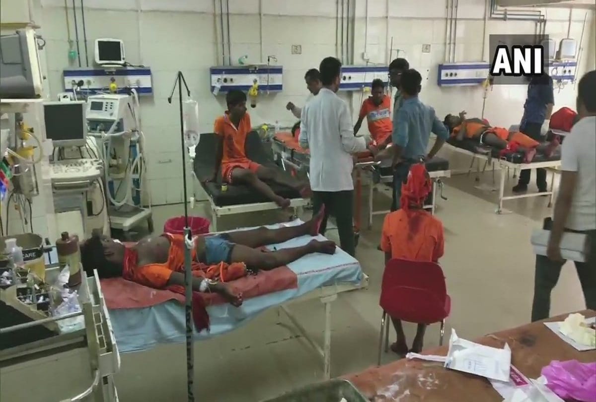 magic vehicle overturned in Phulpur Two kaanwariyas dead and several injured